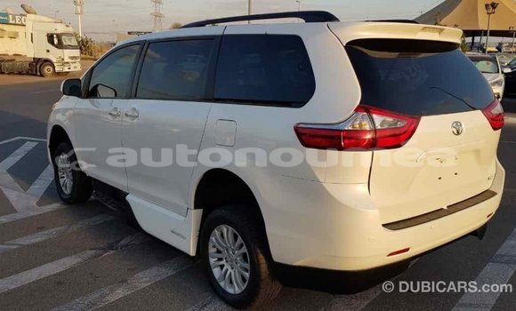 Acheter Import Voiture Toyota Sienna Blanc à Import - Dubai, Iles Acheter Import Voiture Toyota Sienna Blanc à Import - Dubai, Iles