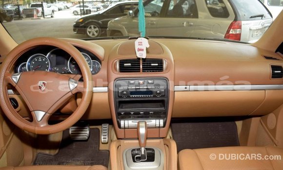Buy Import Porsche Cayenne Green Car in Import - Dubai in Iles Buy Import Porsche Cayenne Green Car in Import - Dubai in Iles