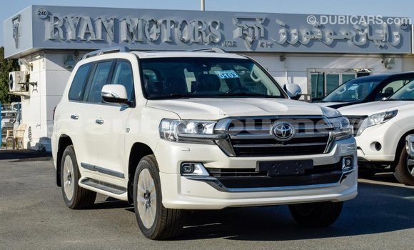 Buy Import Toyota Land Cruiser White Car in Import - Dubai in Iles Buy Import Toyota Land Cruiser White Car in Import - Dubai in Iles