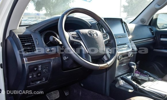 Buy Import Toyota Land Cruiser White Car in Import - Dubai in Iles Buy Import Toyota Land Cruiser White Car in Import - Dubai in Iles