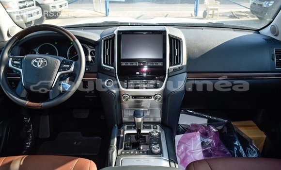 Buy Import Toyota Land Cruiser White Car in Import - Dubai in Iles Buy Import Toyota Land Cruiser White Car in Import - Dubai in Iles