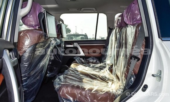 Buy Import Toyota Land Cruiser White Car in Import - Dubai in Iles Buy Import Toyota Land Cruiser White Car in Import - Dubai in Iles