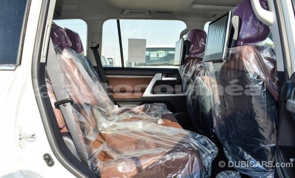 Buy Import Toyota Land Cruiser White Car in Import - Dubai in Iles Buy Import Toyota Land Cruiser White Car in Import - Dubai in Iles