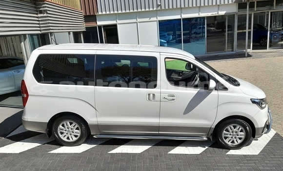 Buy Used Hyundai H1 White Car in Poindimie in Nord Buy Used Hyundai H1 White Car in Poindimie in Nord