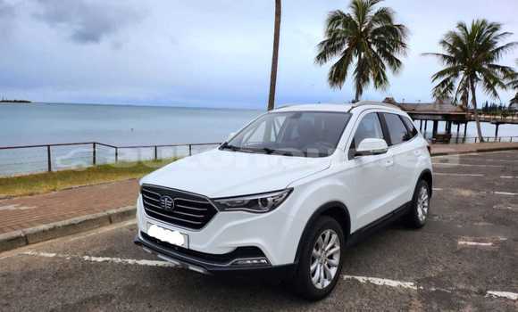 Buy Used FAW Besturn X80 White Car in Noumea in Sud