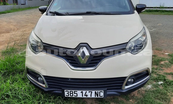 Buy Used Renault Captur Beige Car in Noumea in Sud
