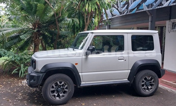 Buy Used Suzuki Jimny White Car in Noumea in Sud