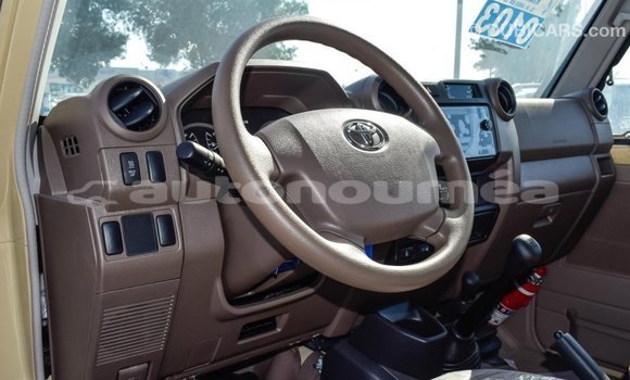 Buy Import Toyota Land Cruiser Beige Car in Import - Dubai in Iles Buy Import Toyota Land Cruiser Beige Car in Import - Dubai in Iles
