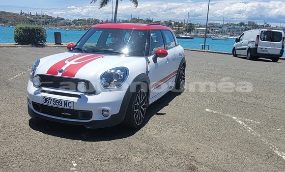 Buy Used MINI Countryman White Car in Noumea in Sud
