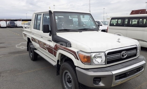 Buy Used Toyota Land Cruiser White Car in Noumea in Sud