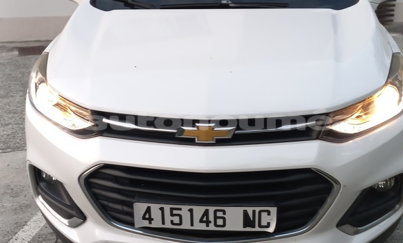 Buy Used Chevlolet Spin White Car in Noumea in Sud