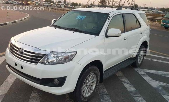 Acheter Import Voiture Toyota Fortuner Blanc à Import - Dubai, Iles Acheter Import Voiture Toyota Fortuner Blanc à Import - Dubai, Iles
