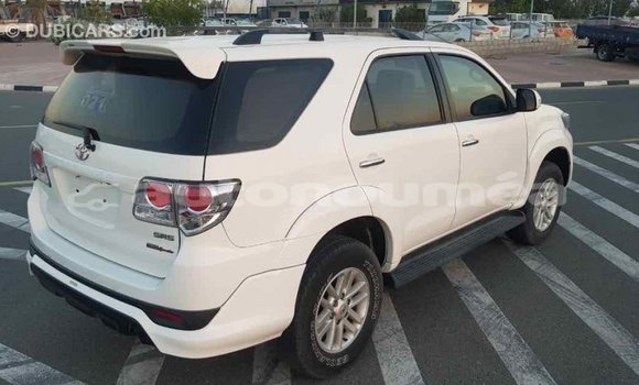 Acheter Import Voiture Toyota Fortuner Blanc à Import - Dubai, Iles Acheter Import Voiture Toyota Fortuner Blanc à Import - Dubai, Iles