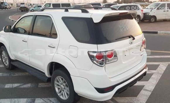 Acheter Import Voiture Toyota Fortuner Blanc à Import - Dubai, Iles Acheter Import Voiture Toyota Fortuner Blanc à Import - Dubai, Iles