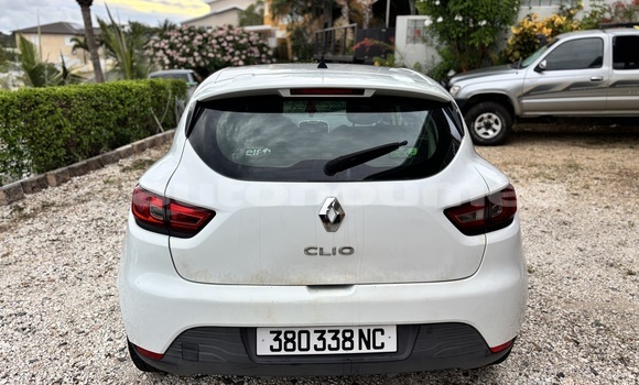 Buy Used Renault Clio White Car in Noumea in Sud Buy Used Renault Clio White Car in Noumea in Sud