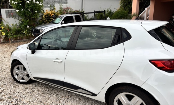 Buy Used Renault Clio White Car in Noumea in Sud Buy Used Renault Clio White Car in Noumea in Sud