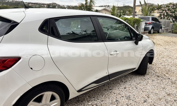 Buy Used Renault Clio White Car in Noumea in Sud Buy Used Renault Clio White Car in Noumea in Sud