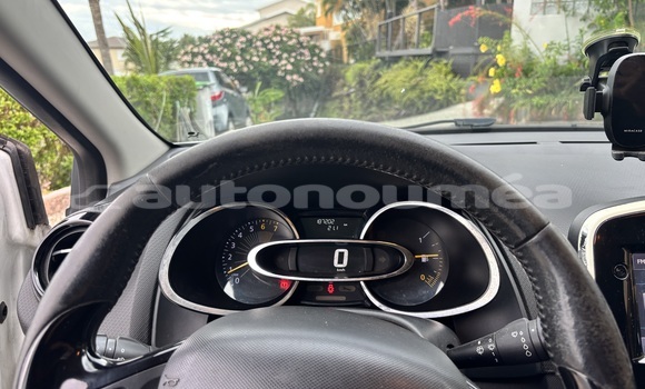Buy Used Renault Clio White Car in Noumea in Sud Buy Used Renault Clio White Car in Noumea in Sud