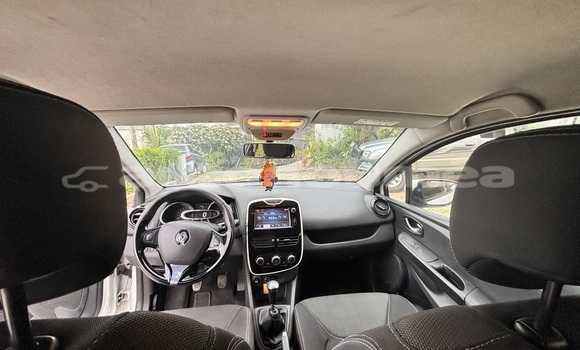 Buy Used Renault Clio White Car in Noumea in Sud Buy Used Renault Clio White Car in Noumea in Sud