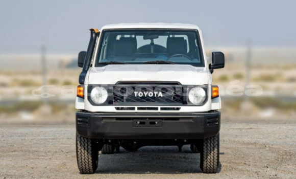Buy Used Toyota Land Cruiser White Car in Noumea in Sud Buy Used Toyota Land Cruiser White Car in Noumea in Sud