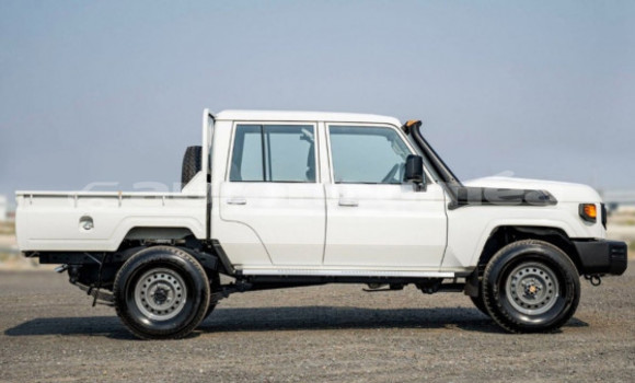 Buy Used Toyota Land Cruiser White Car in Noumea in Sud Buy Used Toyota Land Cruiser White Car in Noumea in Sud