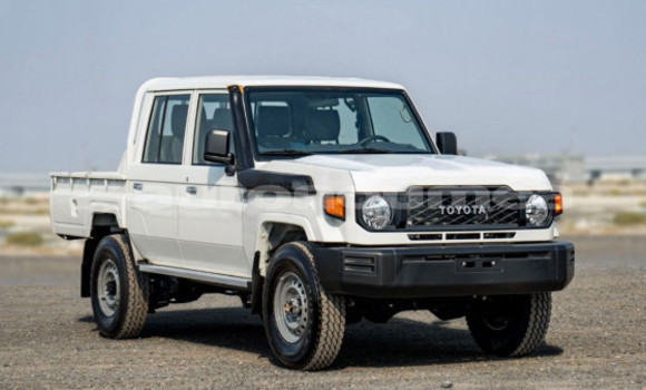 Buy Used Toyota Land Cruiser White Car in Noumea in Sud Buy Used Toyota Land Cruiser White Car in Noumea in Sud