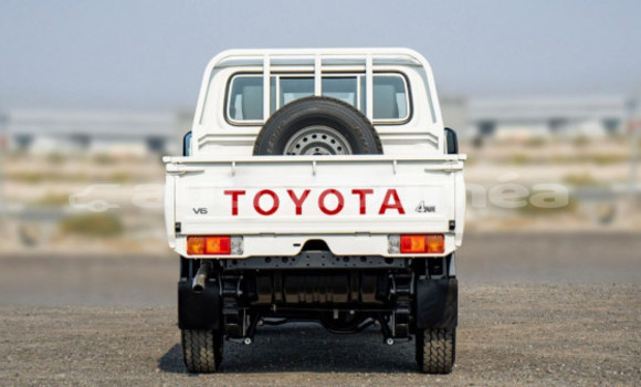 Buy Used Toyota Land Cruiser White Car in Noumea in Sud Buy Used Toyota Land Cruiser White Car in Noumea in Sud