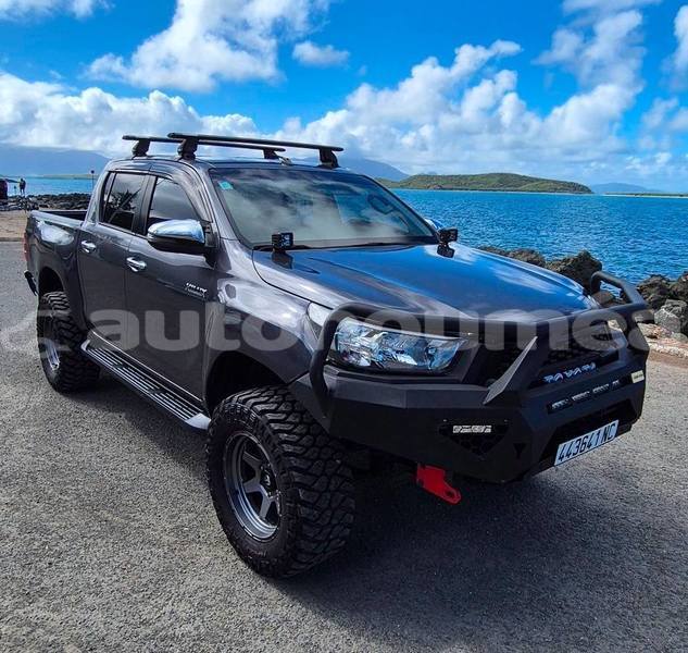 Big with watermark toyota hilux sud noumea 5047