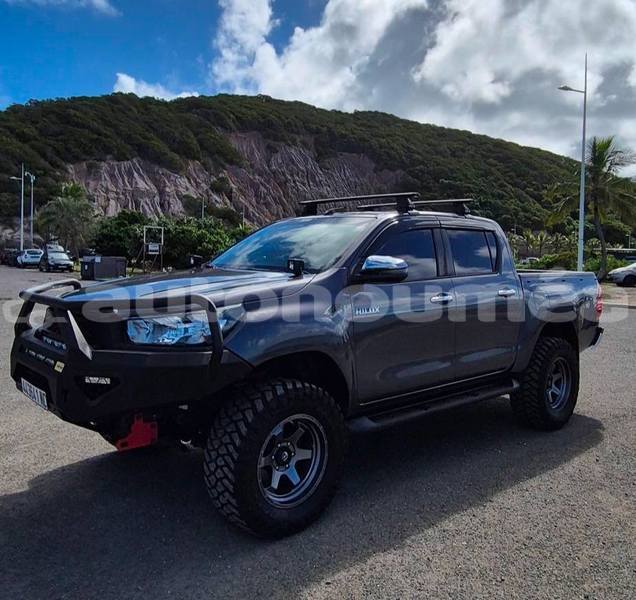 Big with watermark toyota hilux sud noumea 5047