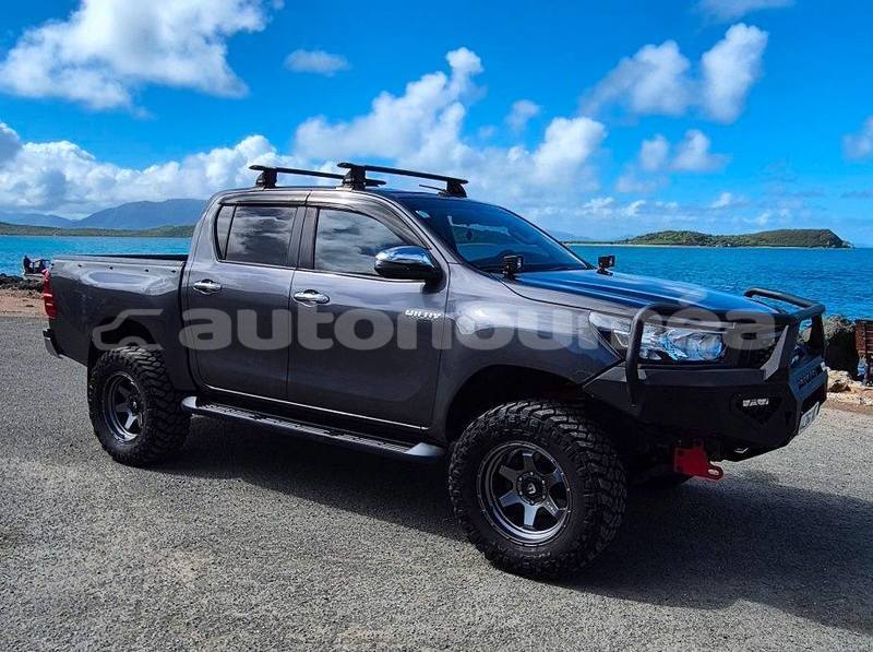 Big with watermark toyota hilux sud noumea 5047