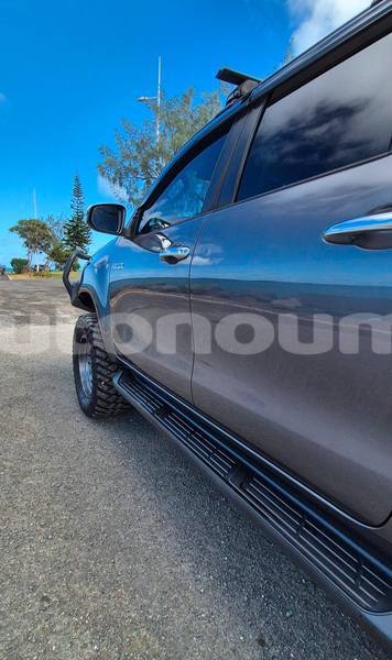 Big with watermark toyota hilux sud noumea 5047