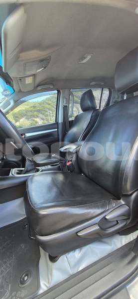 Big with watermark toyota hilux sud noumea 5047