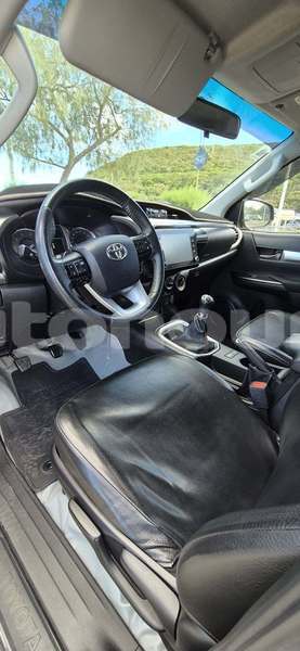 Big with watermark toyota hilux sud noumea 5047