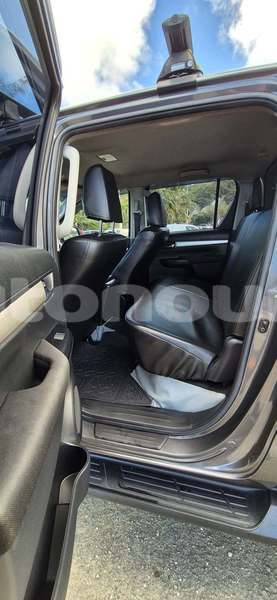 Big with watermark toyota hilux sud noumea 5047