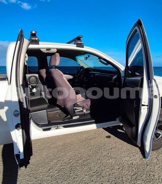 Big with watermark toyota hilux sud noumea 5050