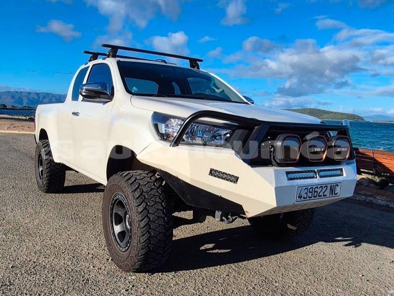 Big with watermark toyota hilux sud noumea 5051