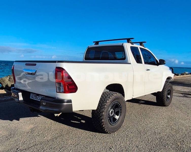 Big with watermark toyota hilux sud noumea 5051