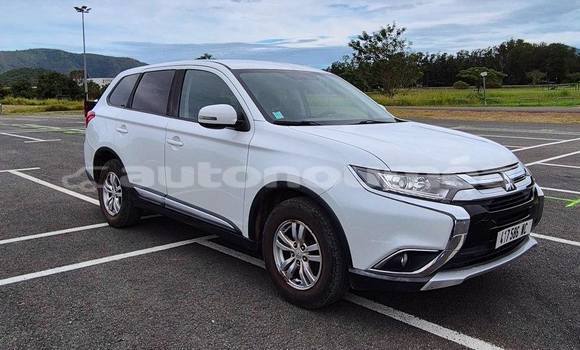 Buy Used Mitsubishi Outlander White Car in Noumea in Sud Buy Used Mitsubishi Outlander White Car in Noumea in Sud
