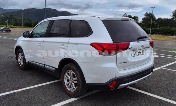 Buy Used Mitsubishi Outlander White Car in Noumea in Sud Buy Used Mitsubishi Outlander White Car in Noumea in Sud