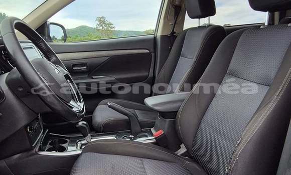 Buy Used Mitsubishi Outlander White Car in Noumea in Sud Buy Used Mitsubishi Outlander White Car in Noumea in Sud