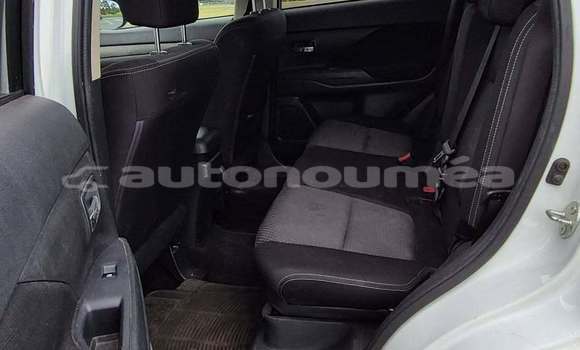 Buy Used Mitsubishi Outlander White Car in Noumea in Sud Buy Used Mitsubishi Outlander White Car in Noumea in Sud