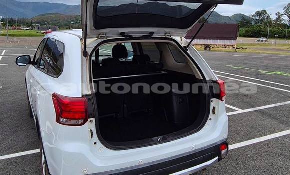 Buy Used Mitsubishi Outlander White Car in Noumea in Sud Buy Used Mitsubishi Outlander White Car in Noumea in Sud