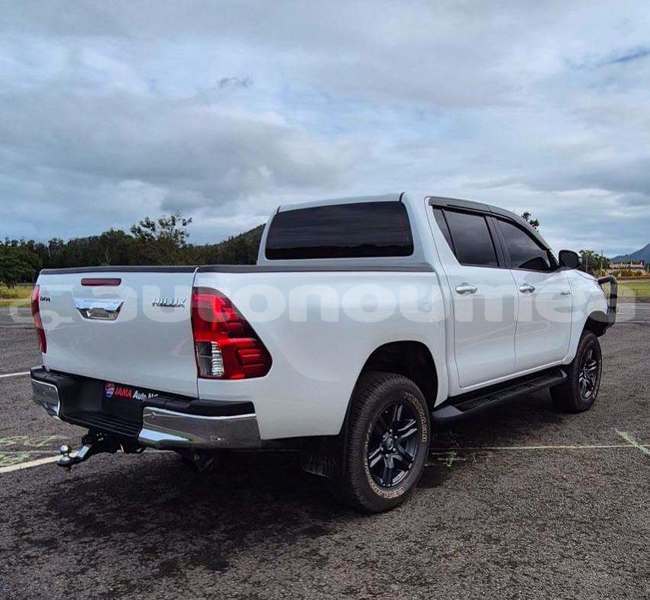 Big with watermark toyota hilux sud noumea 5128