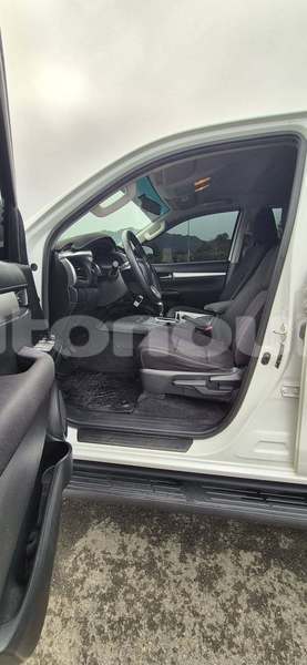 Big with watermark toyota hilux sud noumea 5128