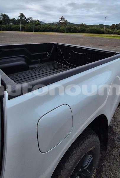 Big with watermark toyota hilux sud noumea 5128