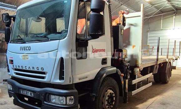 Acheter Occasion Utilitaire Iveco Cargo Blanc à Noumea, Sud