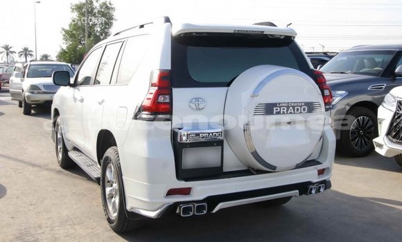 Acheter Import Voiture Toyota Prado Blanc à Import - Dubai, Iles Acheter Import Voiture Toyota Prado Blanc à Import - Dubai, Iles