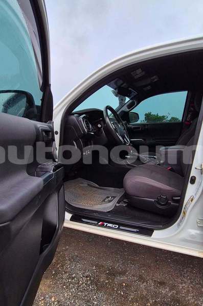 Big with watermark toyota tacoma sud noumea 5156