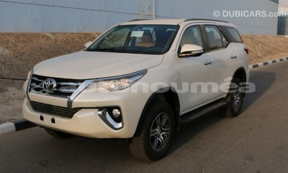 Acheter Import Voiture Toyota Fortuner Noir à Import - Dubai, Iles Acheter Import Voiture Toyota Fortuner Noir à Import - Dubai, Iles