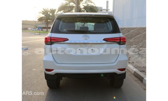 Acheter Import Voiture Toyota Fortuner Noir à Import - Dubai, Iles Acheter Import Voiture Toyota Fortuner Noir à Import - Dubai, Iles